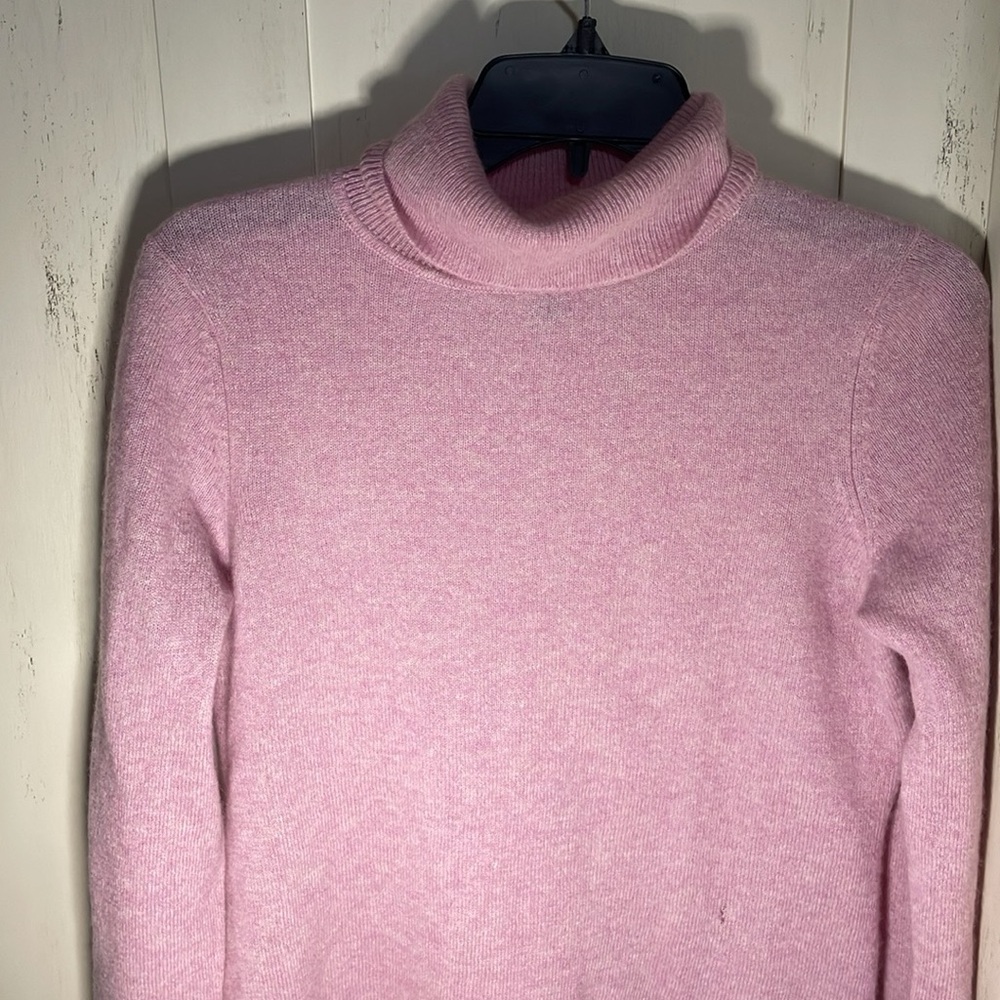 Cashmere charter club luxury light pink 100% cashmere sweater size M small hole